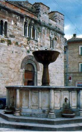 Umbria - Bevagna Fontana Poligonale